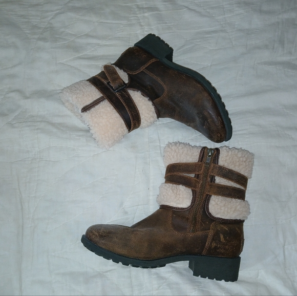 UGGs Distressed Adirondack Boots - Picture 2 of 3